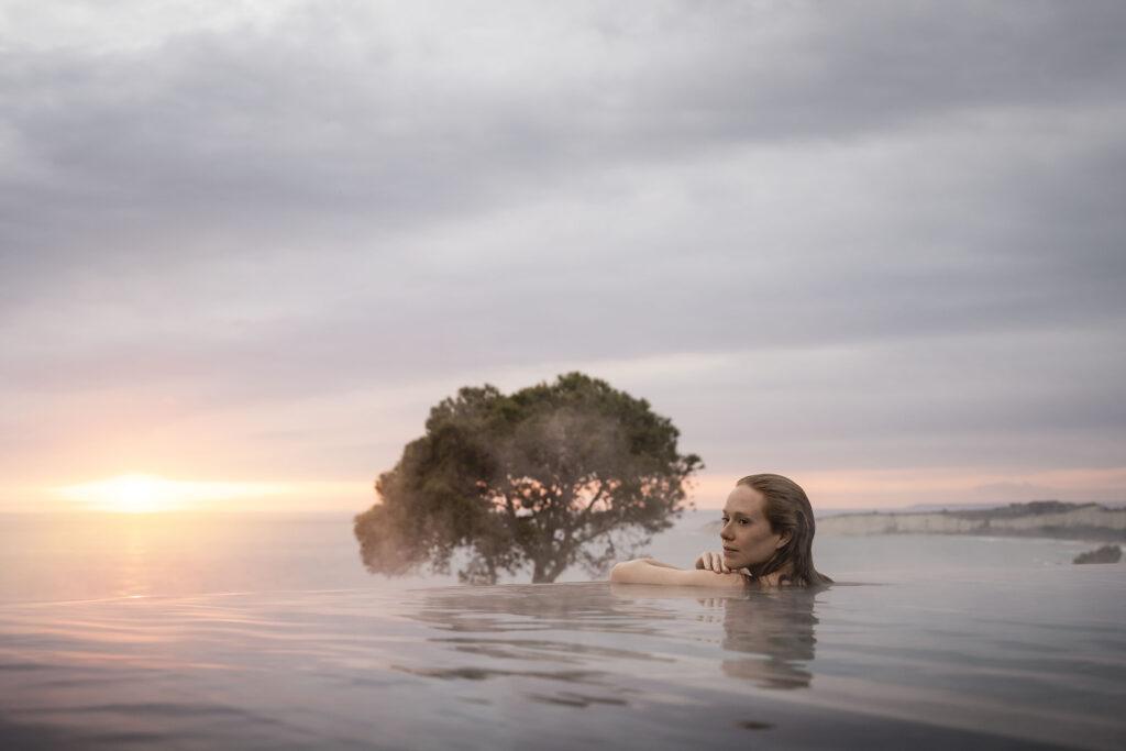 Sustainable travel Sicily - Woman in the infinity pool of the ADLER Spa resort SICILIA