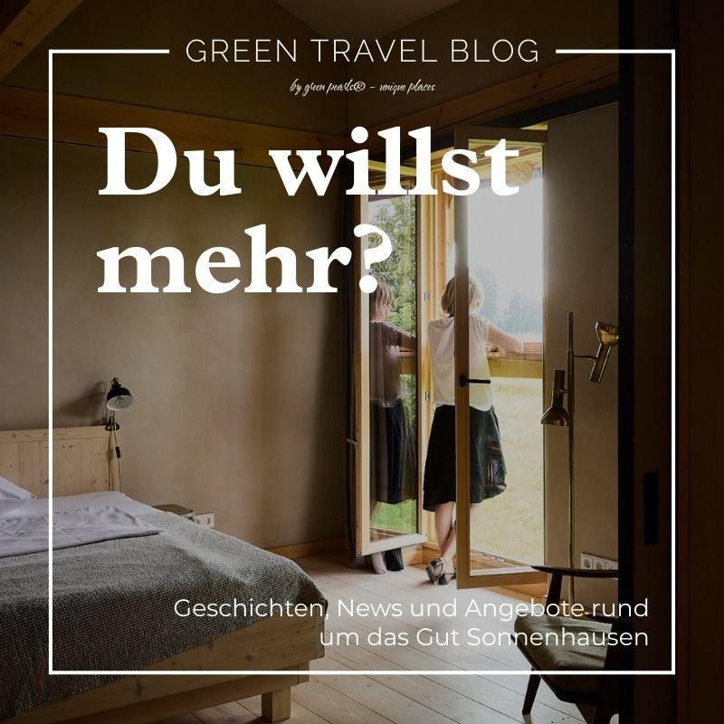 Gemütliches Zimmer mit Holzmöbeln und Türen, die den Blick auf den Wald freigeben, im nachhaltigen Gut Sonnenhausen. Der Text lautet: „Du willst mehr?“ und wirbt für den Green Travel Blog von Green Pearls®.