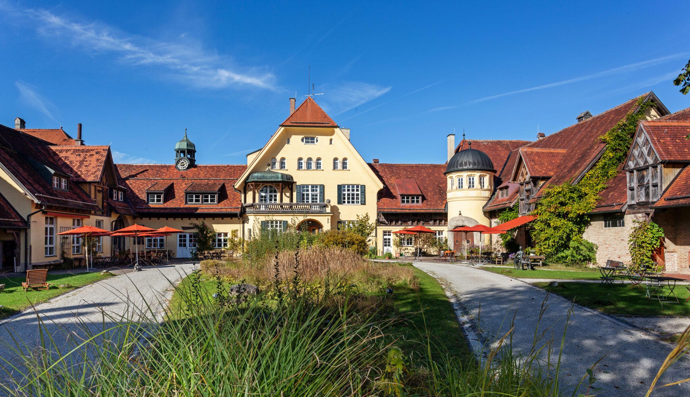 Blick in den Innenhof des nachhaltigen Hotels Gut Sonnenhausen