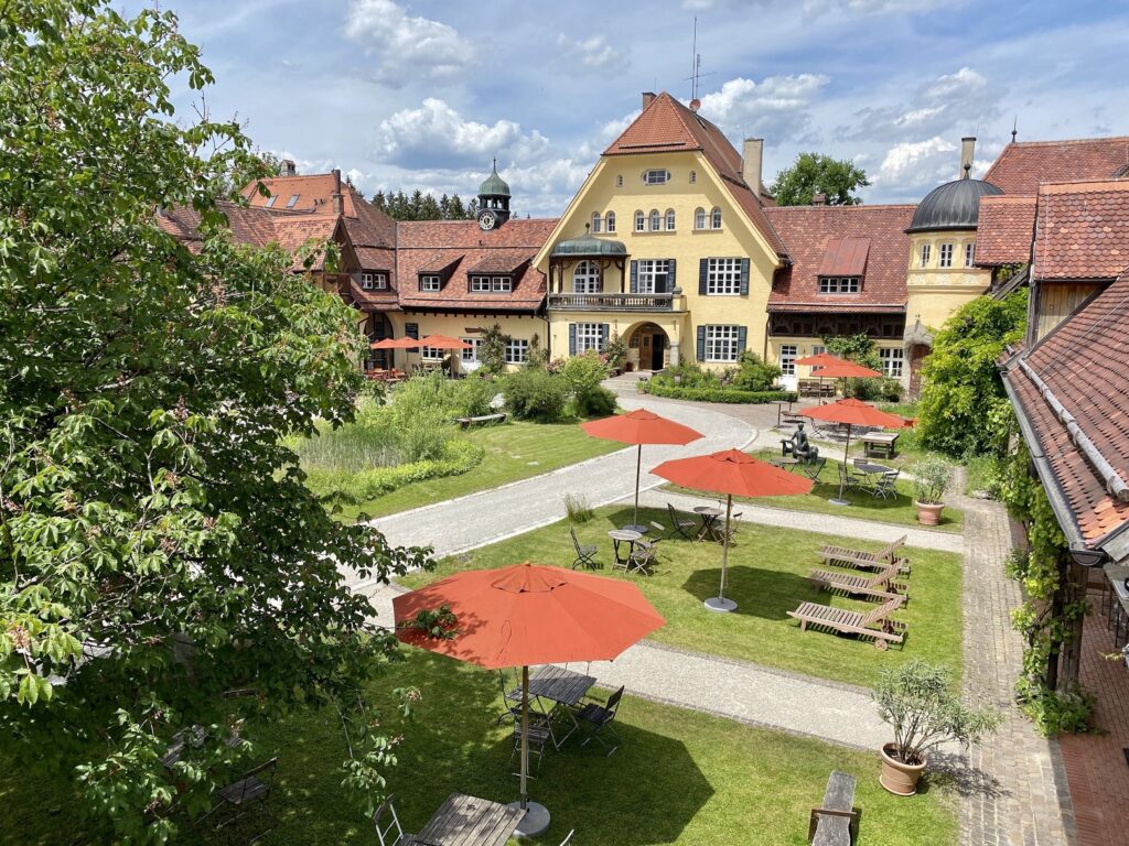 Blick auf den Innehof des ehemaligen Gestüts Gut Sonnenhausen in der Nähe von München