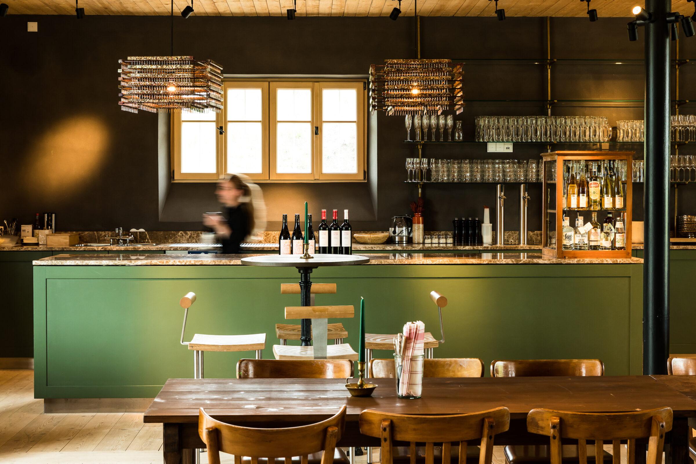 Blick auf die Bar im Restaurant Farmers Club auf Gut Sonnenhausen