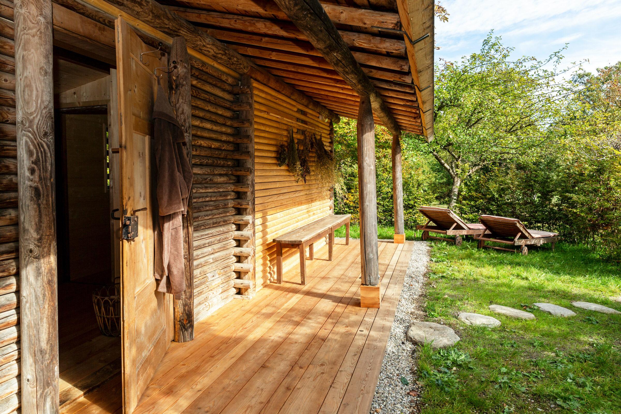 Sauna im ehemaligen Huehnerstall auf Gut Sonnenhausen – Eingangsbereich mit Garten
