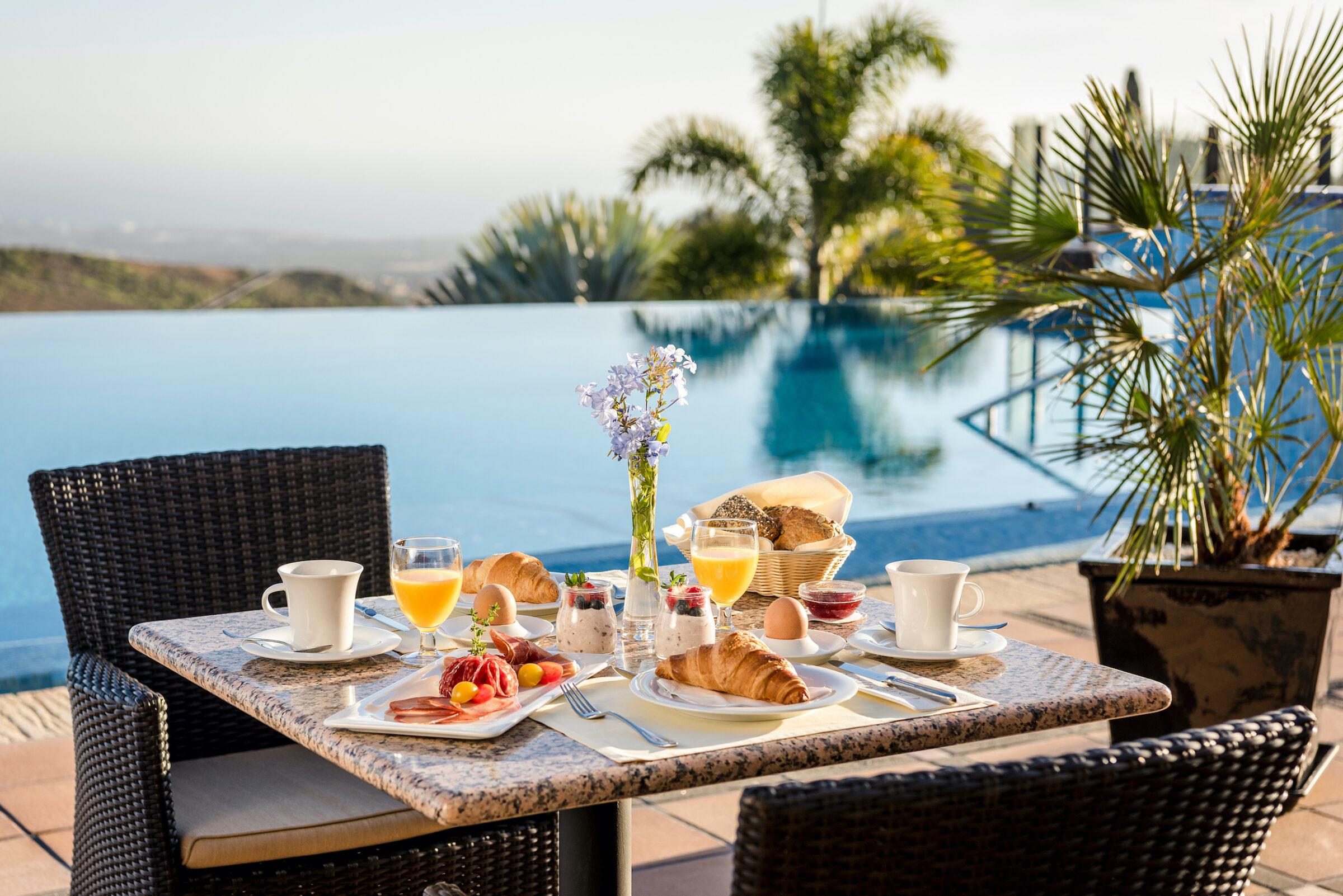 Nachhaltiges Frühstück am Pool vom Eco-Hotel Casa Leon.