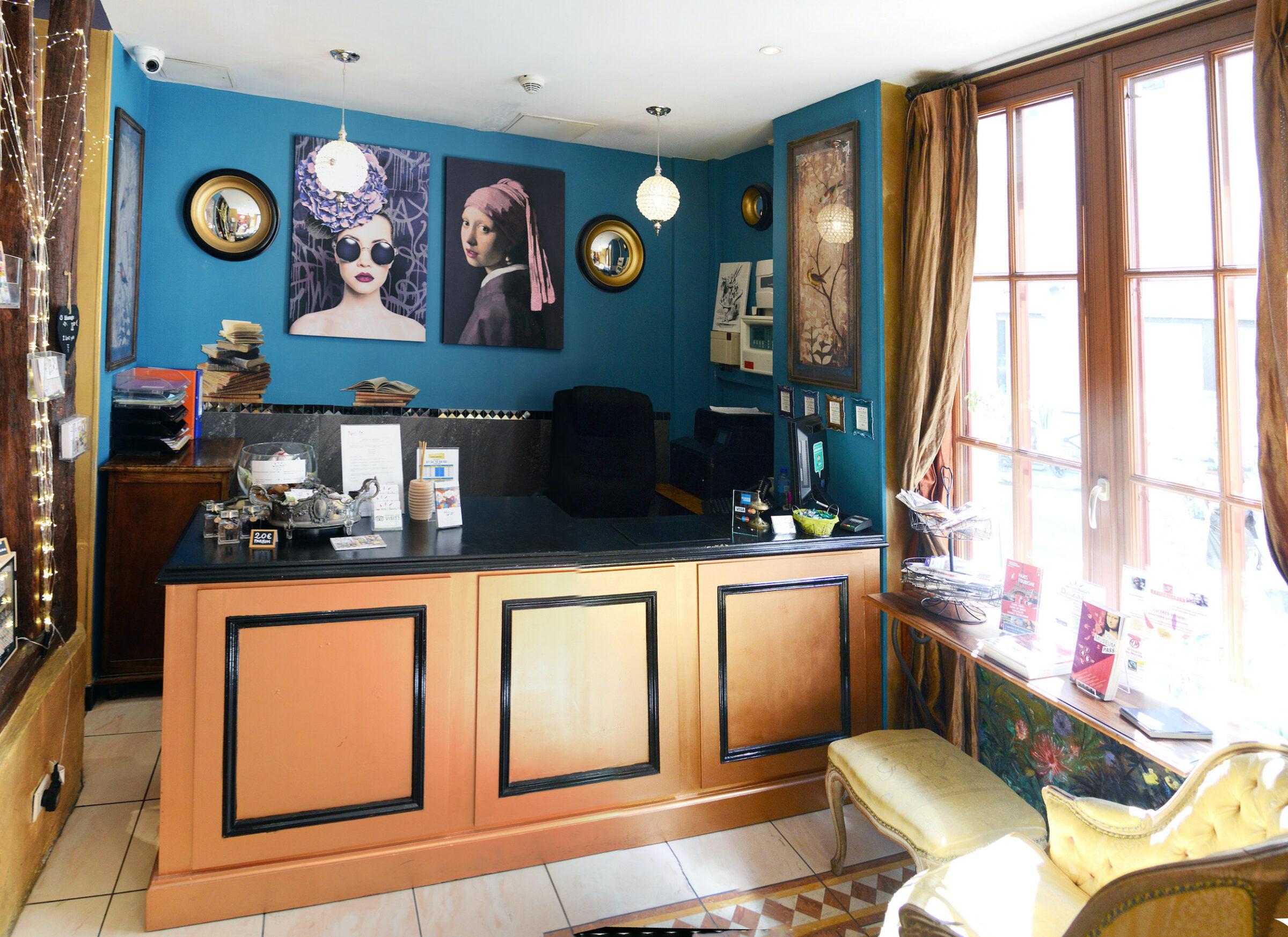 Nachhaltiges Hotel Malar in Paris – Rezeption mit Kunst
