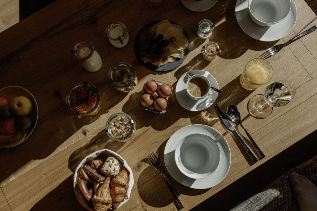 Nachhaltig Frühstücken im privaten und nachhaltigen Chalet der hygna Chalets (Detail der Frühstücksbox mit Brötchen)