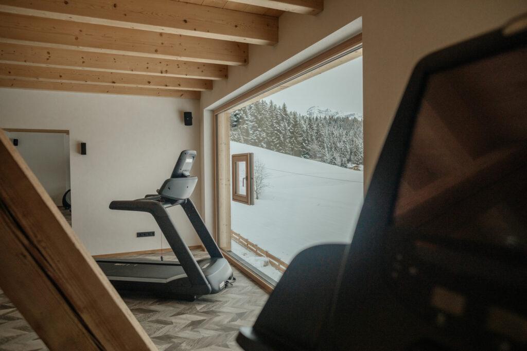 Nachhaltiger Urlaub in Österreich in den hygna Chalets in Tirol – Fitnesscenter mit Bergblick