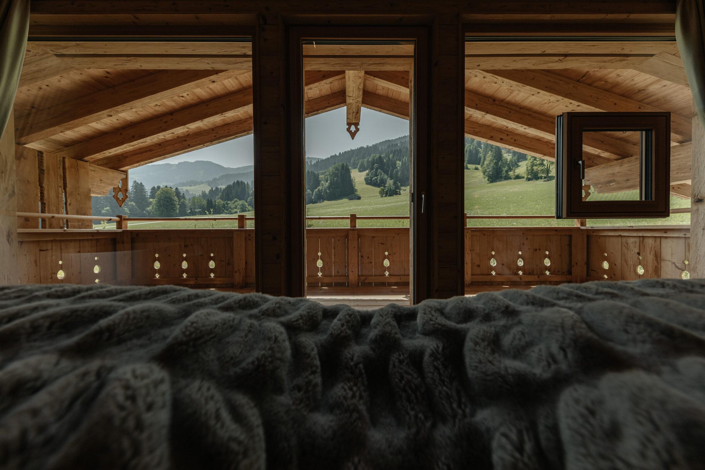 Ausblick aus dem nachhaltigen Waldchalet der hygna Chalets in Tirol