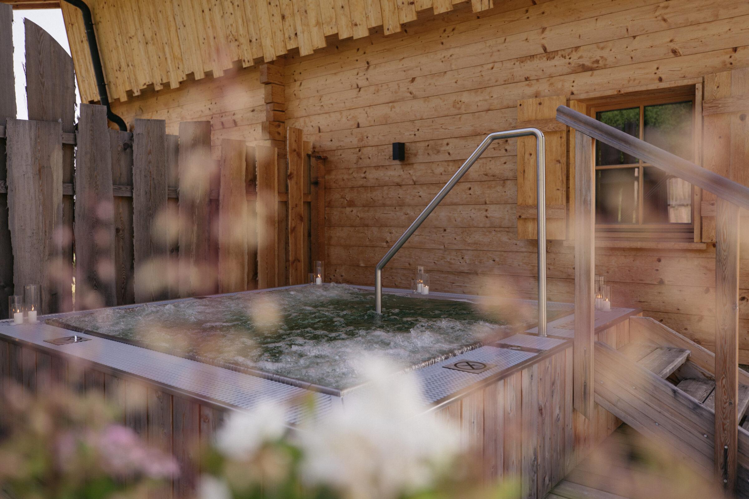 Privater Whirlpool im nachhaltigen Wiesenchalet der hygna Chalets in Tirol