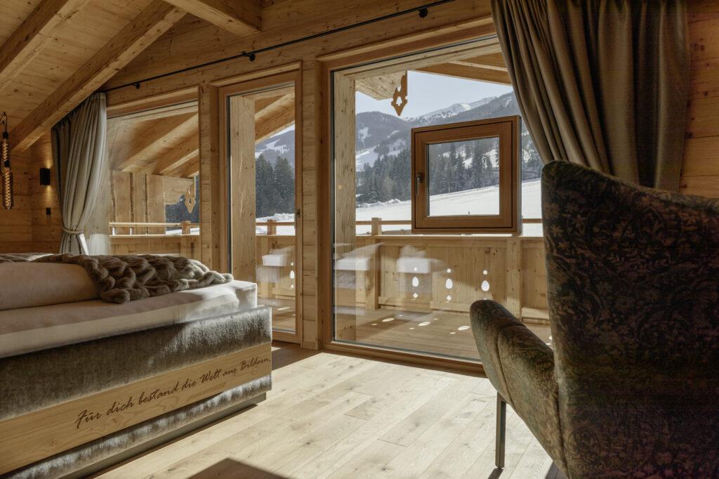 Blick aus dem Fenster des nachhaltigen Waldchalets der hygna Chalets in Tirol
