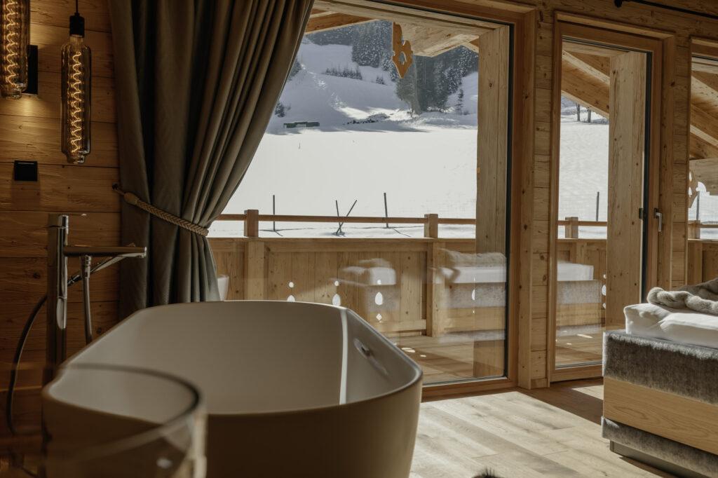 Badewanne mit Blick auf die österreichischen Alpen in den hygna Chalets