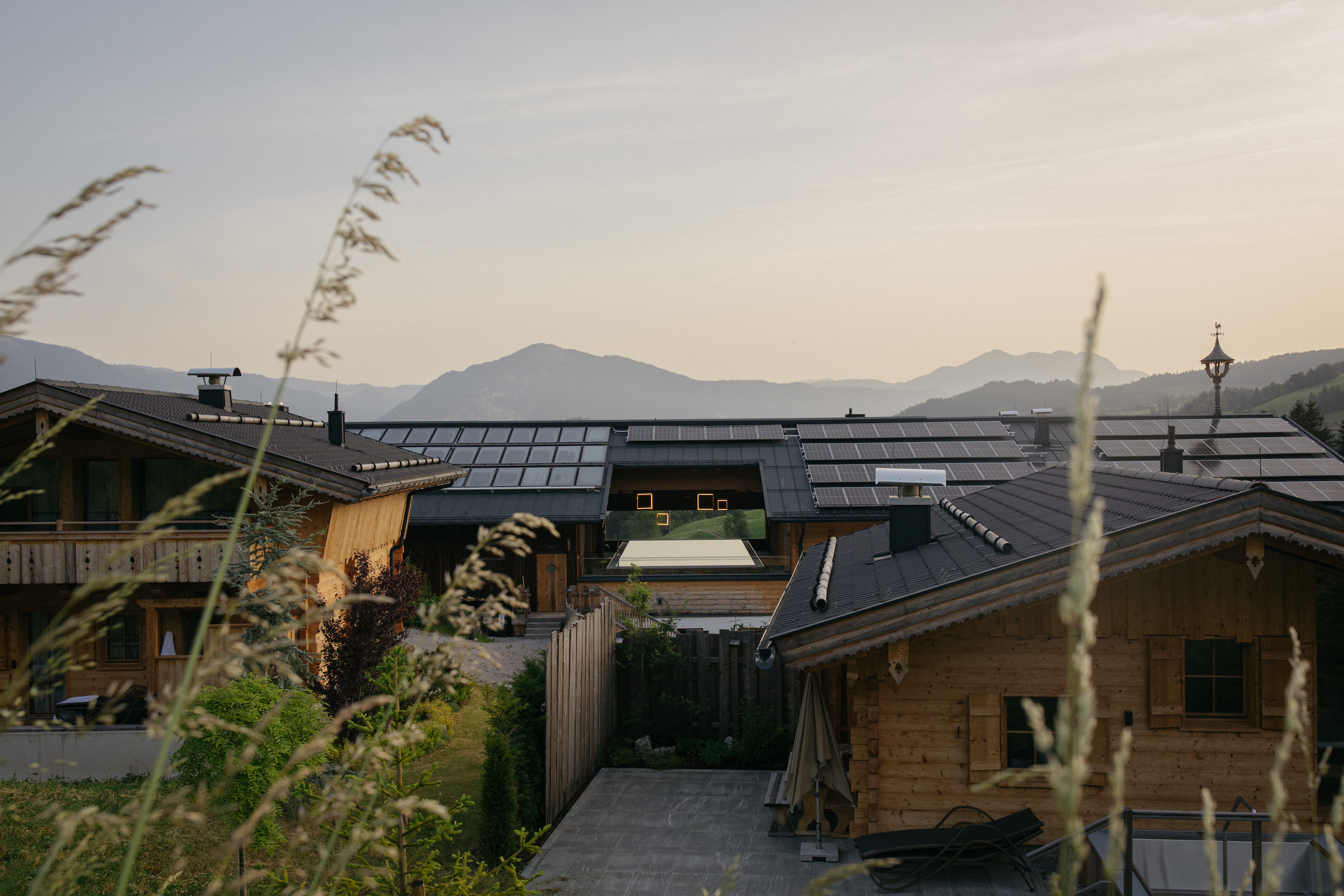 Nachhaltige Unterkunft in Tirol: hygna Chalets mit eigenem Infinity Pool und Bergblick