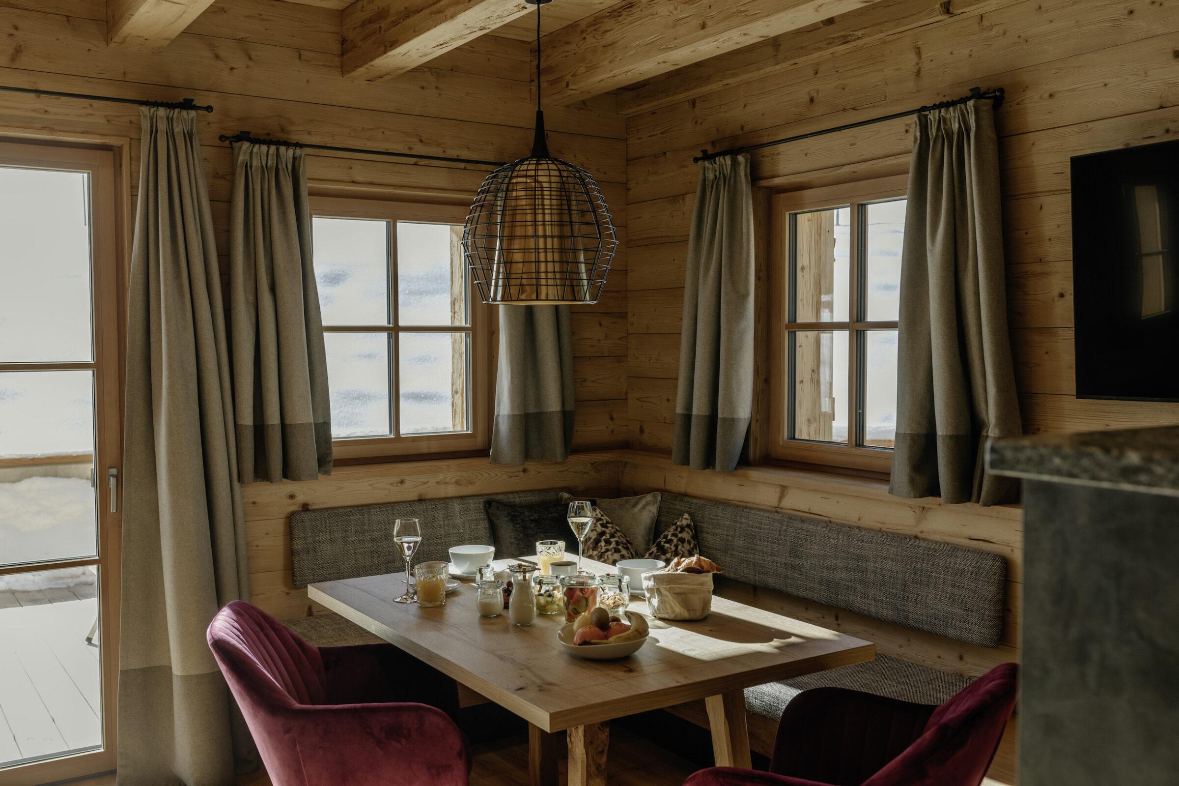 Nachhaltig Frühstücken im privaten und nachhaltigen Chalet der hygna Chalets (Blick in den Raum)