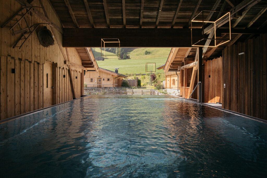 Nachhaltiges Hotel mit Infinity Pool in Tirol, Österreich