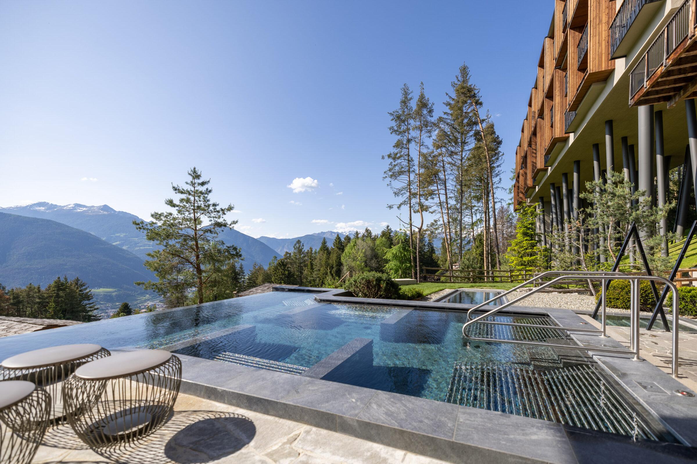 Infinity Pool mit Bergblick im grünen Hotel My Arbor