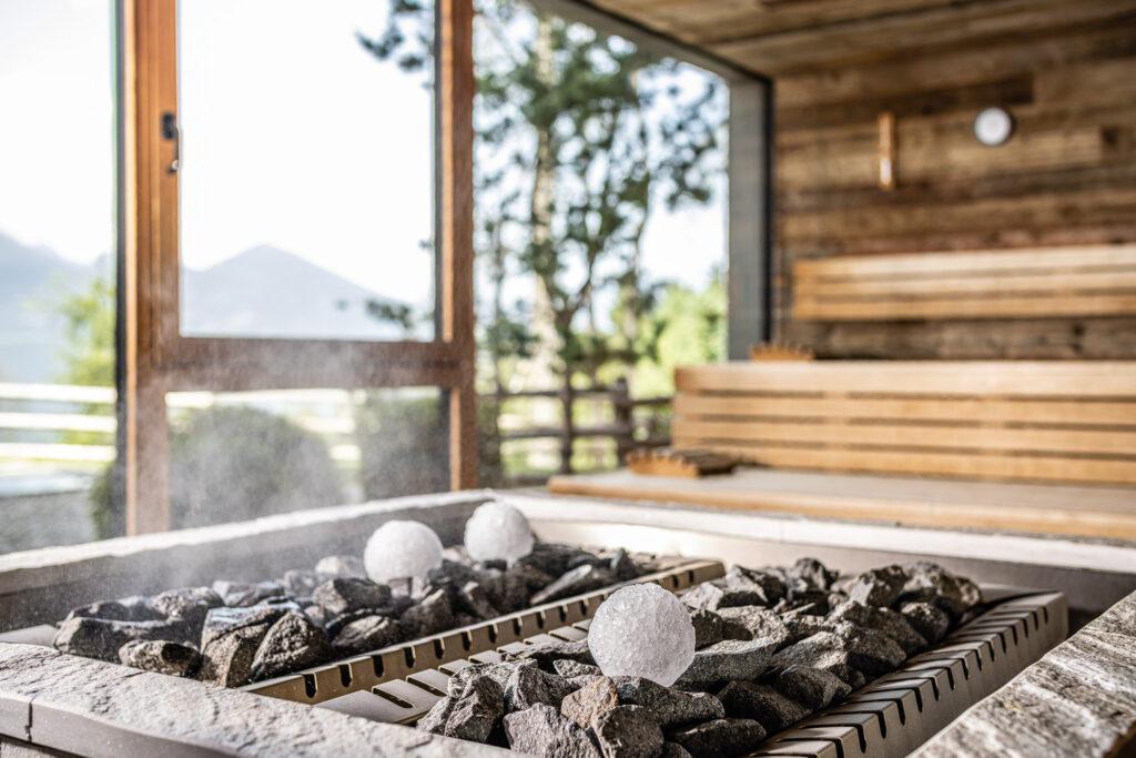 Nachhaltiges Wellnesshotel My Arbor: Sauna Detail und Bergpanorama im Hintergrund
