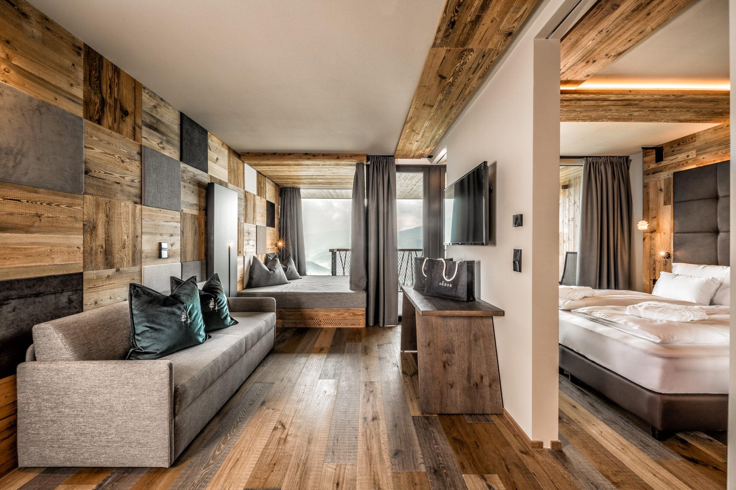 Blick in eine nachhaltige Suite es Hotels My Arbor in Südtirol