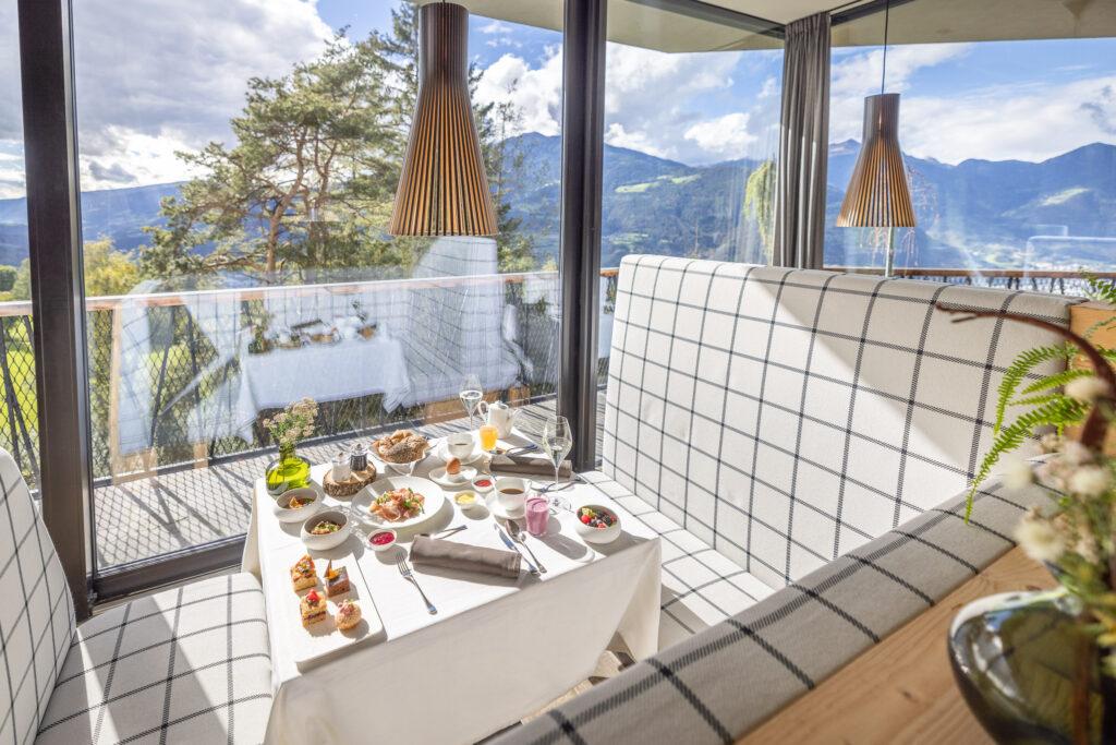Nachhaltiges Frühstück mit Bergblick im Hotel My Arbor in Südtirol