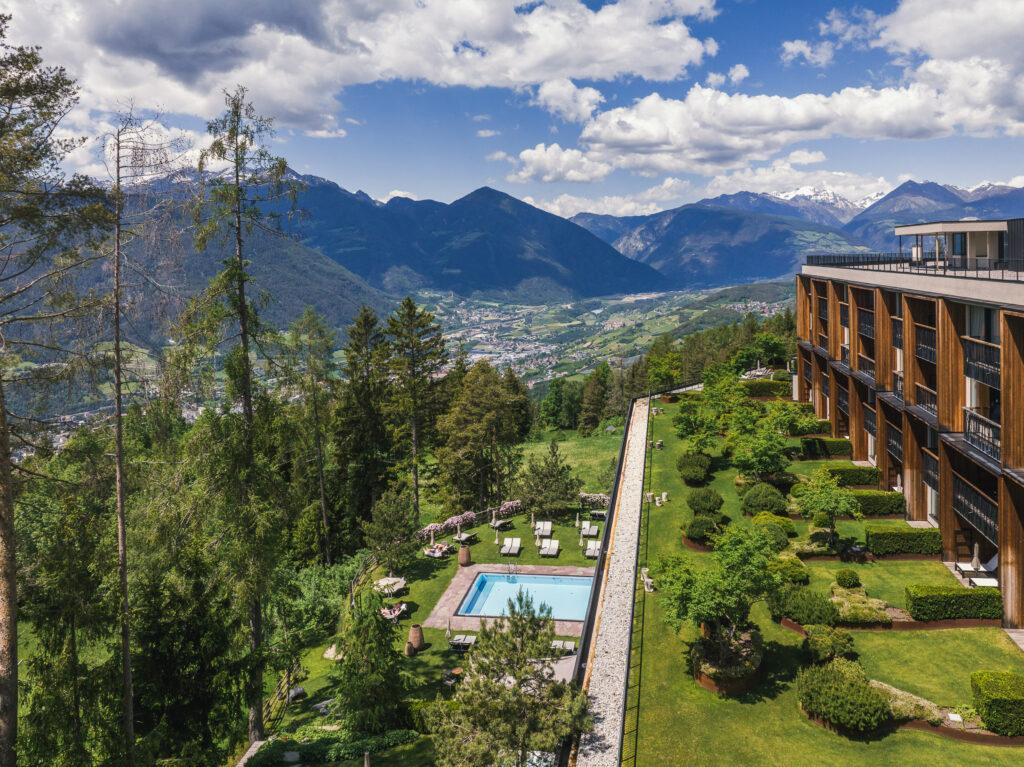 Nachhaltiges Hotel in Südtirol: My Arbor im Sommer (Draufsicht)
