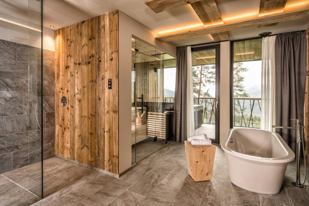 Blick ins Badezimmer der Treetop Suite im nachhaltigen Hotel My Arbor in Südtirol
