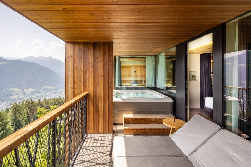 Treetop Suite im nachhaltigen Wellnesshotel My Arbor mit Whirlpool auf der Terrasse
