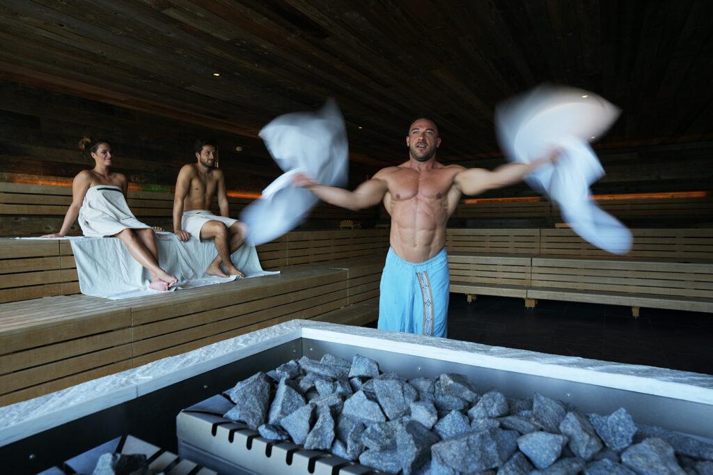 Saunaaufguss im nachhaltigen Hotel My Arbor mit ehemaligem Bodybuilding-Weltmeister