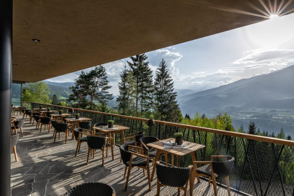 Im Sommer auf der Terrasse genießen im nachhaltigen Hotel My Arbor
