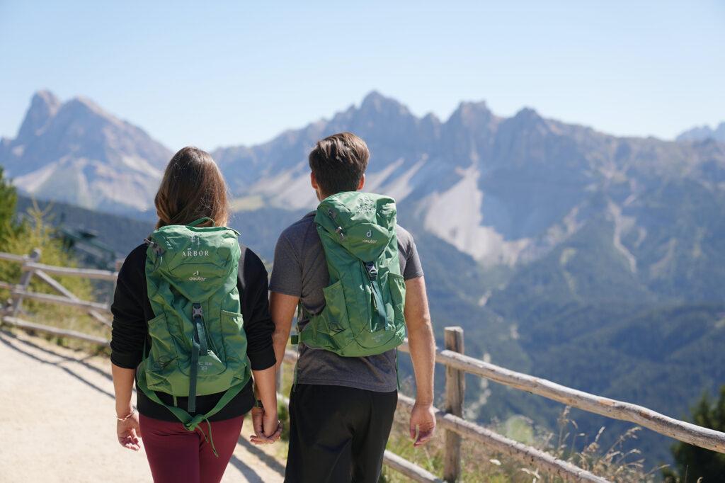 Zwei Menschen im nachhaltigen Wanderurlaub in Südtirol im Hotel My Arbor