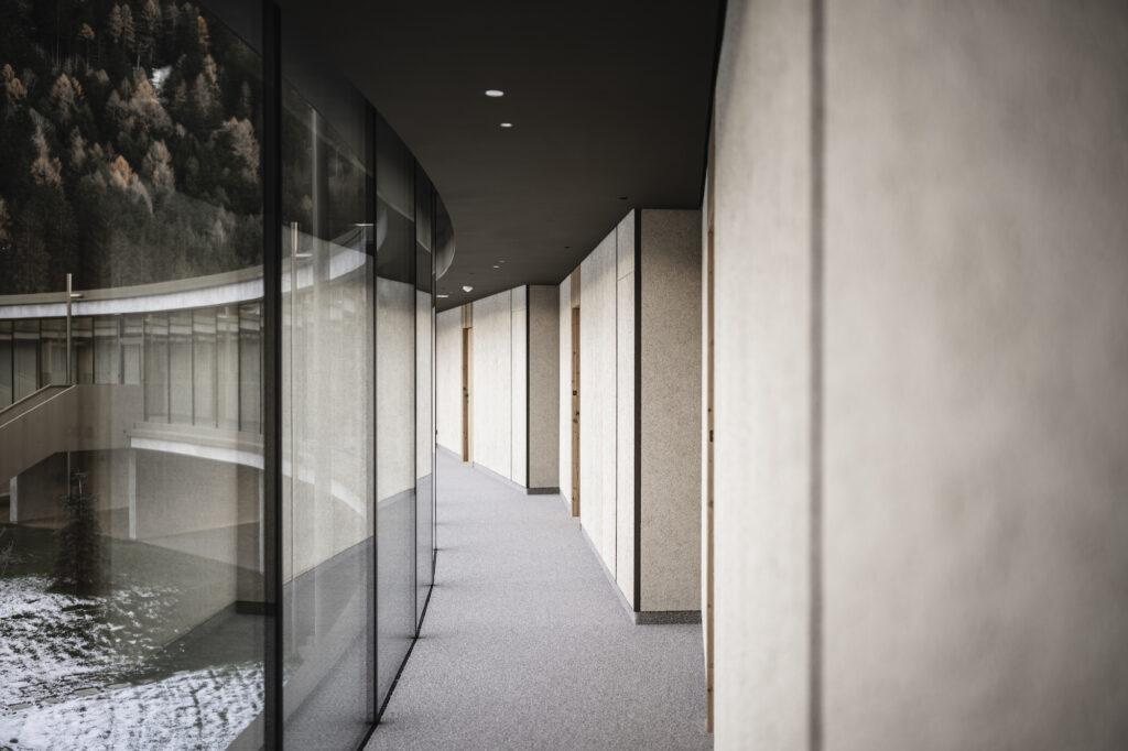 Sustainable aparthotel in South Tyrol: interior design and view of the circular hallway