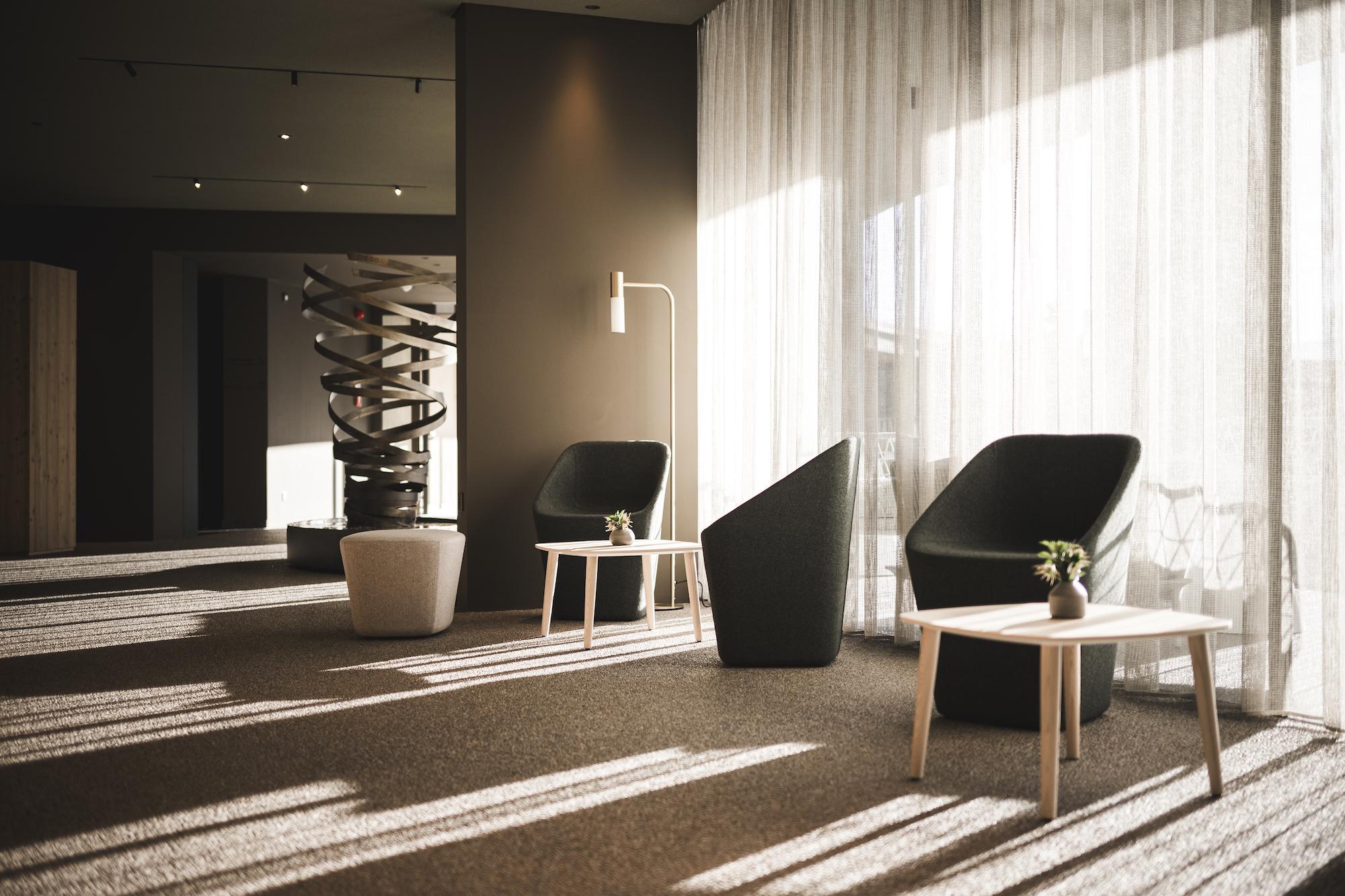 Sustainable and energy self-sufficient aparthotel in South Tyrol: interior design in the lobby