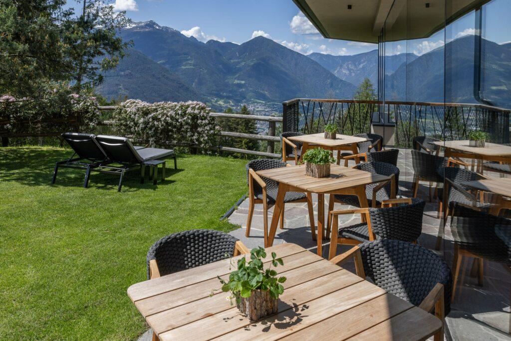 Terrasse des nachhaltigen Adults-only Hotels My Arbor auf der Plose in Südtirol mit Blick auf die Alpen