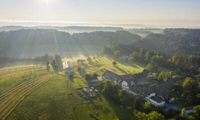 Nachhaltiges Tagungshotel Gut Sonnenhausen von oben inmitten von Wiesen und Wäldern