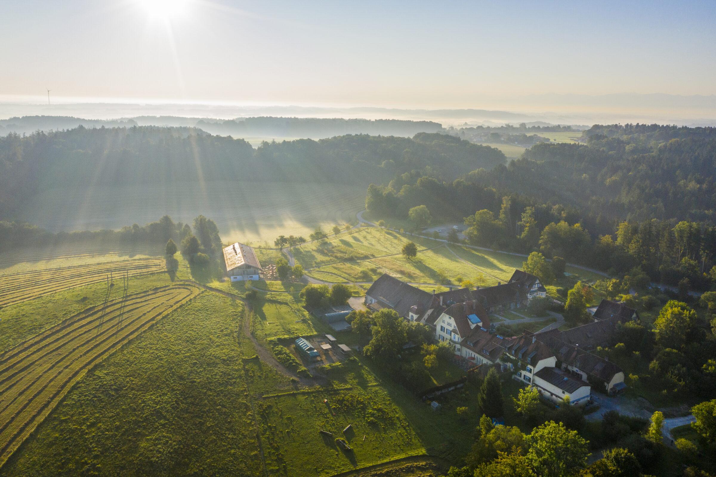 Nachhaltiges Tagungshotel Gut Sonnenhausen von oben inmitten von Wiesen und Wäldern