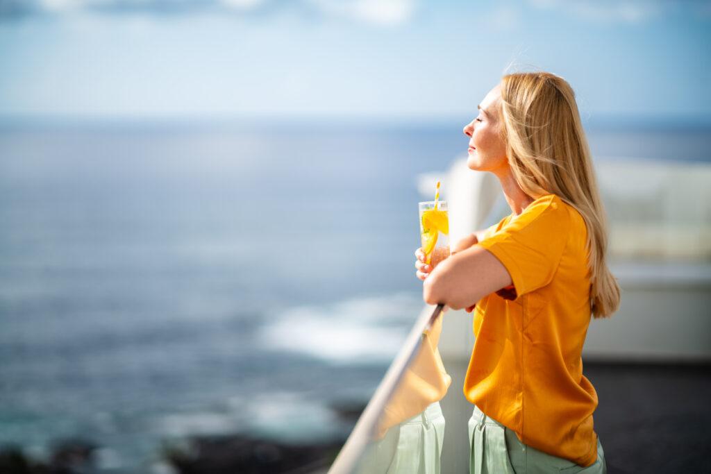 Junge Frau auf dem Dach des nachhaltigen Hotels auf Teneriffa