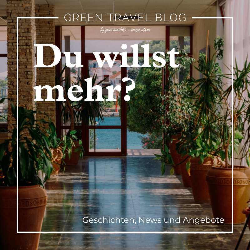 Blick durch einen mit großen Pflanzen dekorierten Flur mit Glasfenstern, der auf eine Terrasse mit Meerblick im Hotel Korinjak in Kroatien führt, darüber der Text 'Du willst mehr? Geschichten, News und Angebote'