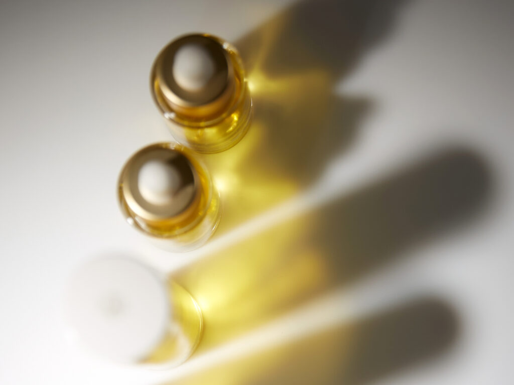 Nahaufnahme verschiednener Produktflaschen von Pharmos
