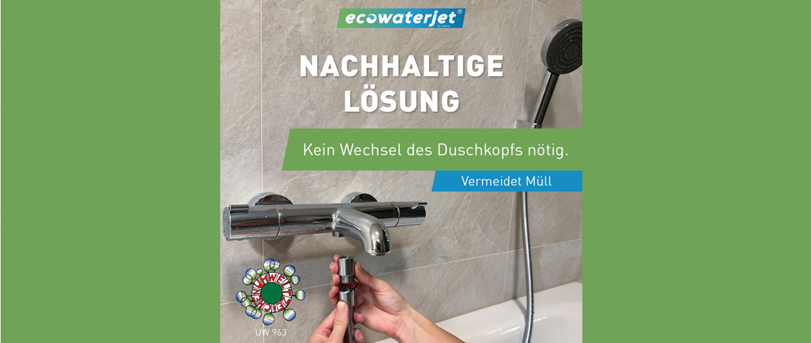 Frauenhände bauen einen Ecowaterjet by rabmer in die Dusche ein. Durch das Bauteil wird Wasser gespart.