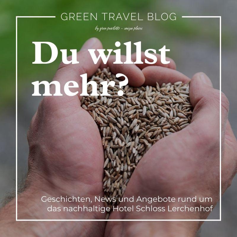 Hände, die einen Haufen Getreide in Herzform halten, sind mit dem Text überlagert: „Sie möchten mehr? Geschichten, Neuigkeiten und Angebote aus dem nachhaltigen Hotel Schloss Lerchenhof.“