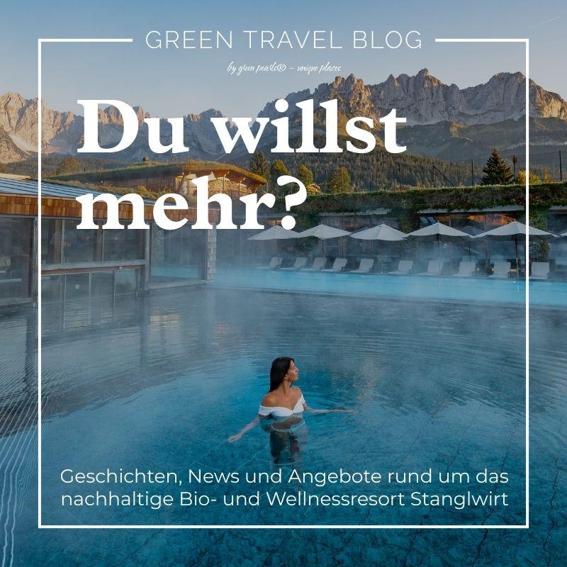 Frau in einem Freibad vor Bergkulisse im Stanglwirt Resort. Textüberlagerung: „Sie möchten mehr erfahren? Green Travel Blog, Geschichten und Angebote.“