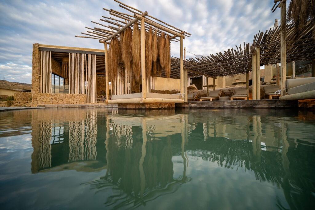 Außenpoolbereich mit Holzpergolen und hängenden Dekorationen aus Naturfasern im Inkaterra Cabo Blanco in Peru
