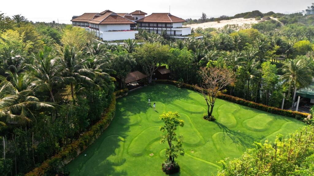 Luftaufnahme eines Minigolfplatzes mit mehreren Löchern und Bäumen im luxuriösen Resort „The Anam Cam Ranh“ in Vietnam