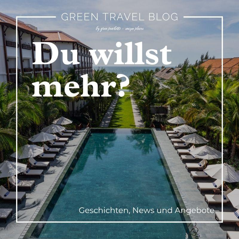 Rechteckiger Außenpool mit Liegestühlen und Sonnenschirmen auf beiden Seiten, eingebettet zwischen zwei Reihen von Resortgebäuden mit Ziegeldächern und Palmen