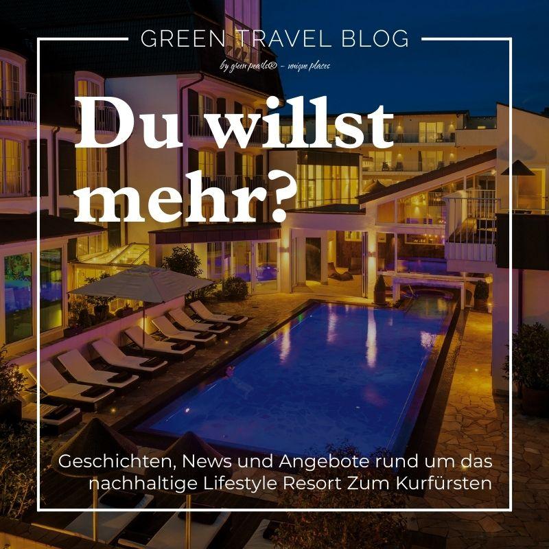 Nachtfoto eines modernen Resorts mit einem beleuchteten Pool und Liegestühlen am Wasser